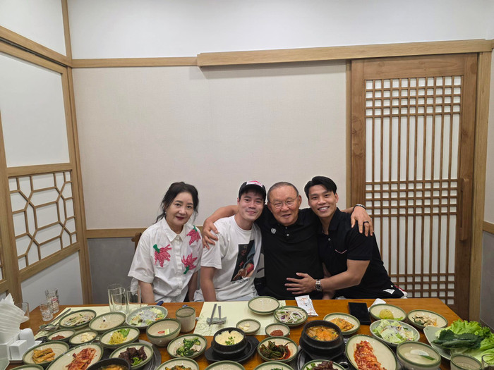 Dù không còn trong công tác huấn luyện nhưng thầy Park vẫn nhận được nhiều sự quan tâm từ phía người hâm mộ và các cầu thủ cũng thường xuyên hội ngộ với thầy Park. (Ảnh: FBNV)