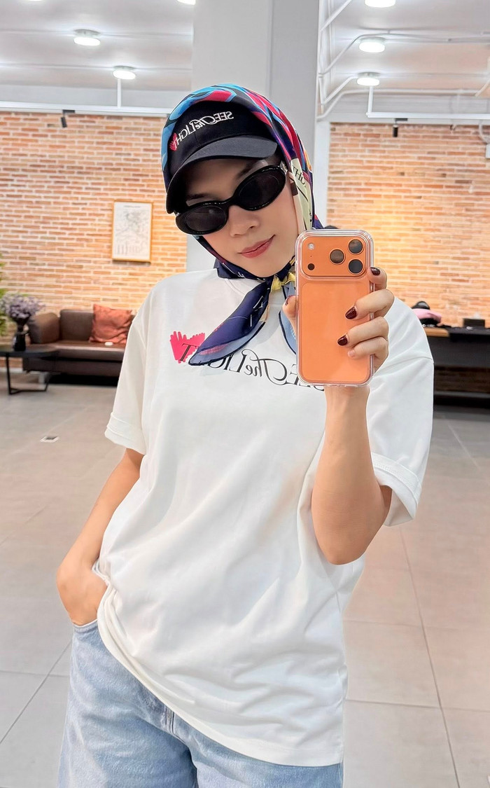 Mỹ Tâm vừa nâng cấp lên chiếc điện thoại tân tiến nhất năm 2025 để phục vụ công việc và nhu cầu cá nhân. Ảnh: FBNV