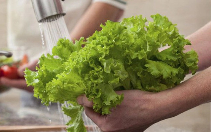 Rau nên được ngâm 15-30 phút, sau đó rửa lại dưới vòi nước. (Ảnh minh họa từ Internet)