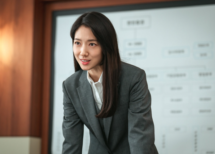 Park Shin-hye trong tạo hình Hong Geum-bo với mái tóc dài chỉn chu, thần thái lạnh lùng và quyền lực