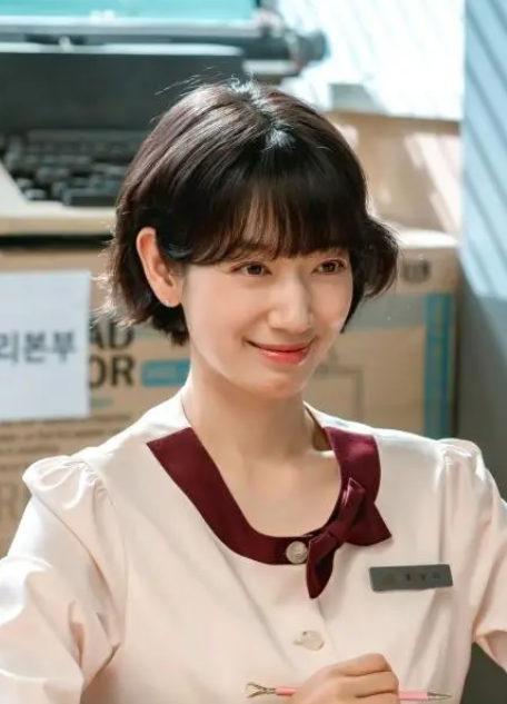 Park Shin-hye hóa thân thành Hong Jang-mi với tóc bob ngắn, biểu cảm tươi sáng, tràn đầy năng lượng 'gà mờ công sở'