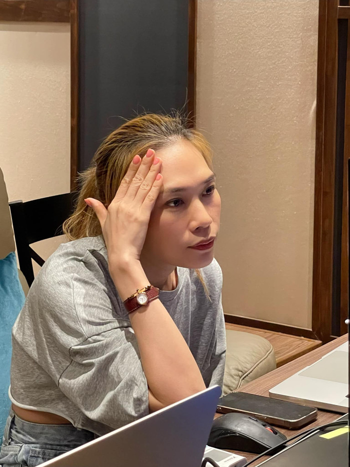 Mỹ Tâm tạo điểm nhấn phong cách với chiếc đồng hồ đầy nữ tính và thanh lịch. Ảnh: FBNV