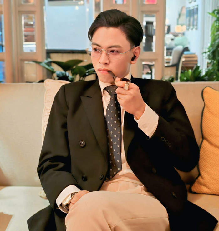 Chiếc đồng hồ 7 triệu 'lấp ló' trên tay 'tổng tài' Nguyễn Văn Thiên. Ảnh: FBNV