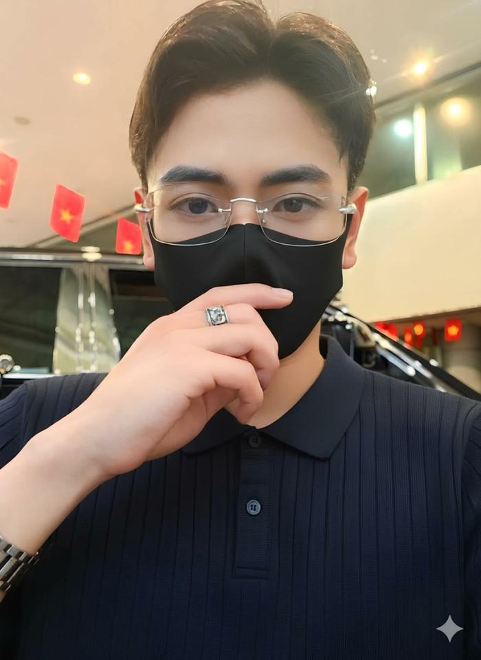 Khi không mặc vest, Nguyễn Văn Thiên chọn polo đen hoặc navy cổ bẻ cứng, vẫn giữ nguyên bảng màu đen – trắng – xám than. Ảnh: FBNV