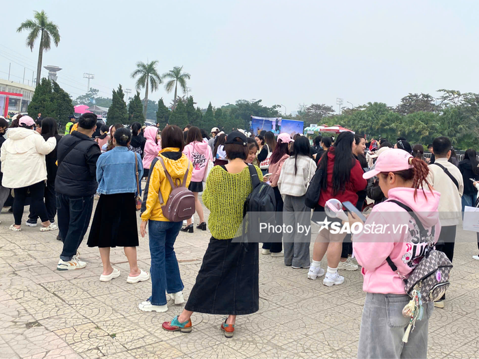 Người hâm mộ của Mỹ Tâm diện trang phục màu hồng nổi bật, rần rần chuẩn bị sẵn lightstick trên tay tham dự buổi soundcheck chiều 11/12.