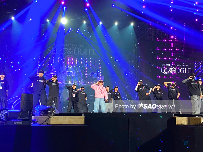 Mỹ Tâm cười tươi rói, cùng vũ đoàn tập dượt một tiết mục sôi động