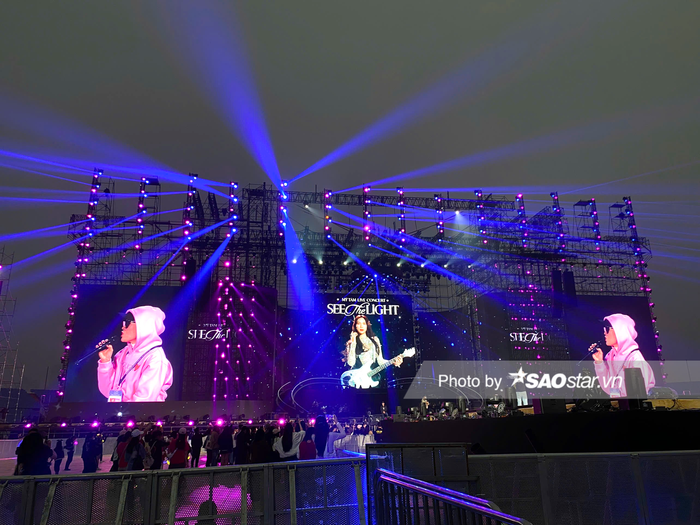 Mỹ Tâm liên tục chào hỏi, khuấy động bầu không khí trước sự chứng kiến của khoảng 1 nghìn khán giả may mắn được tham gia buổi soundcheck trước thềm live concert