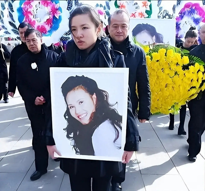 Nữ ca sĩ một mình nuôi con khi chồng đi tù, chồng vừa trở về thì cô qua đời vì ung thư Ảnh 3