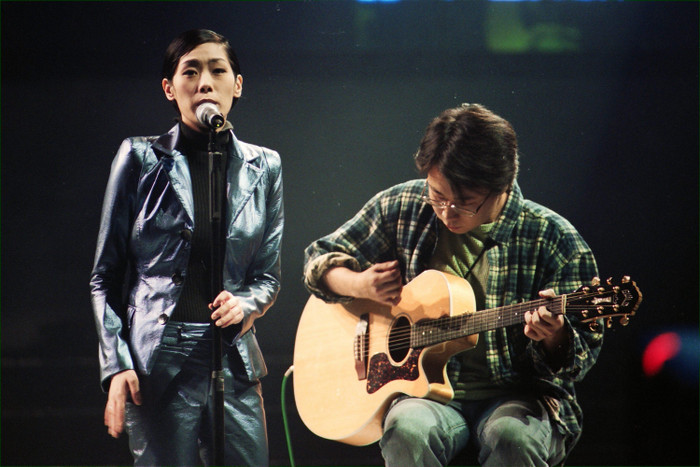 Nữ ca sĩ từng nổi tiếng nhất showbiz giờ sống gầm cầu, lục thùng rác tìm thức ăn thừa khiến khán giả xót xa Ảnh 6