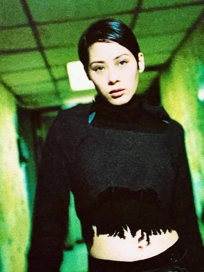 Nữ ca sĩ từng nổi tiếng nhất showbiz giờ sống gầm cầu, lục thùng rác tìm thức ăn thừa khiến khán giả xót xa Ảnh 1