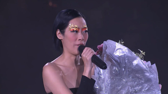 Nữ ca sĩ từng nổi tiếng nhất showbiz giờ sống gầm cầu, lục thùng rác tìm thức ăn thừa khiến khán giả xót xa Ảnh 2