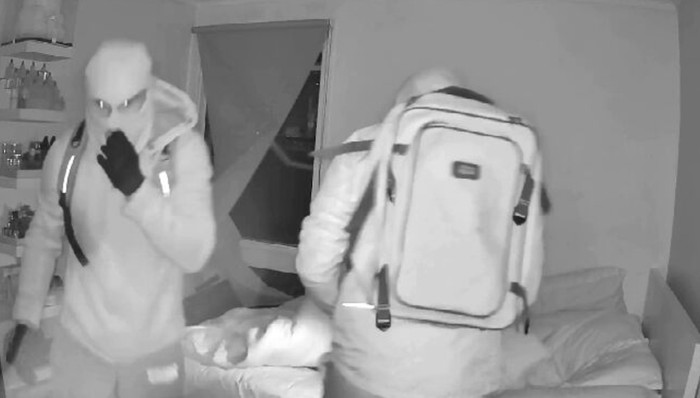 Hai tên trộm táo tợn đột nhập phòng của người phụ nữ, uy hiếp để lấy tài sản Ảnh 1