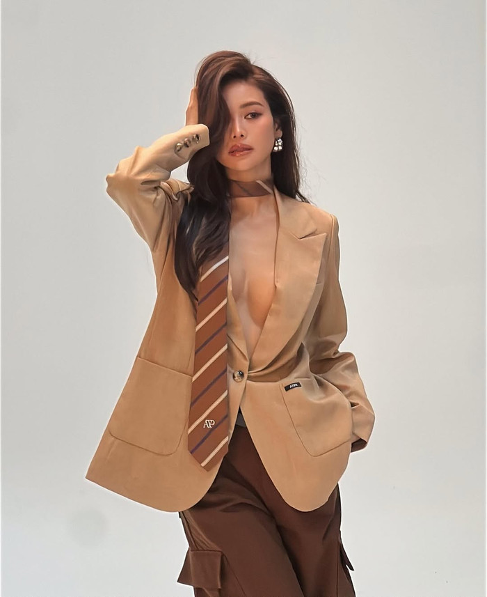 Dù diện outfit mang hơi hướng menswear, Engfa vẫn giữ trọn thần thái mềm mại, sang trọng.