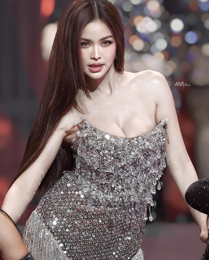 Engfa còn ghi dấu ở nhiều lĩnh vực như ca hát, diễn xuất, quảng cáo và tham gia các chương trình giải trí. 