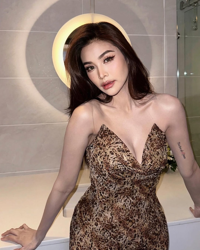 Nàng hậu ưa chuộng những thiết kế cắt xẻ, ôm dáng nhằm tôn đường cong.