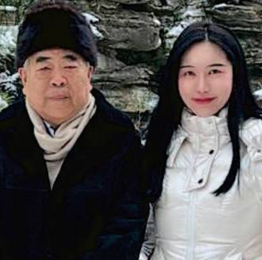 Nam nghệ sĩ 82 tuổi có con với vợ mới, 'gây sốc' khi tuyên bố từ mặt con gái ruột Ảnh 2