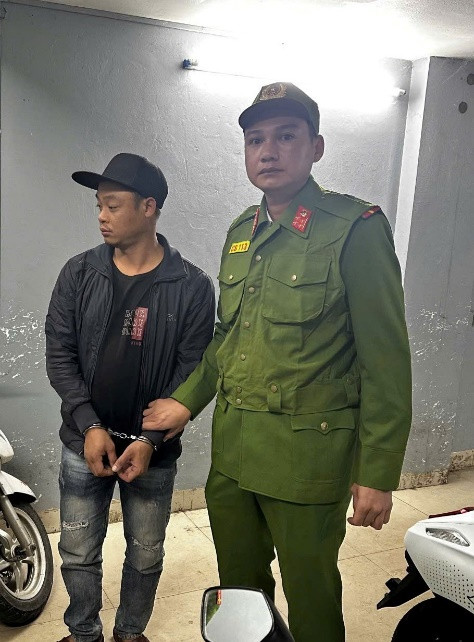 Đối tượng Phạm Đình Vượng tại thời điểm bị phát hiện mang xe máy trộm cắp đi tiêu thụ. Ảnh: Công an TP Hà Nội