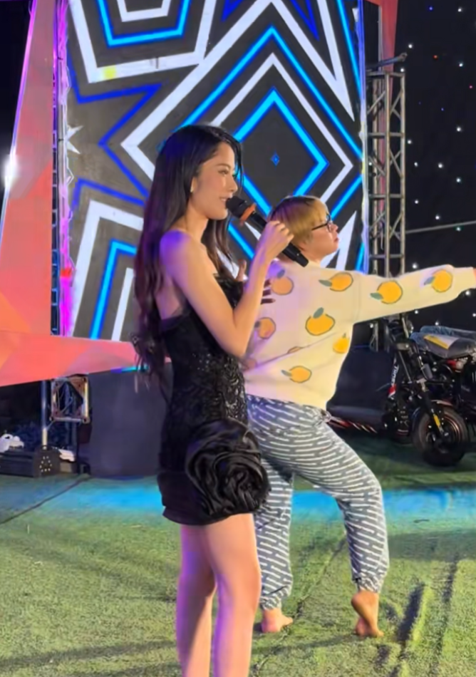 Nam Em bị khán giả lên sân khấu 'quậy' khi đi hát hội chợ Ảnh 3