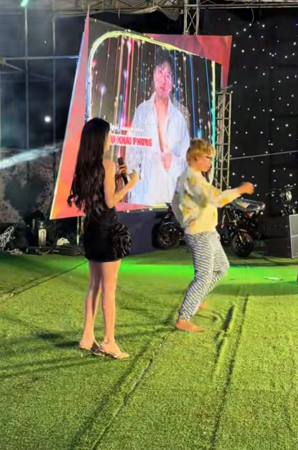 Nam Em bị khán giả lên sân khấu 'quậy' khi đi hát hội chợ Ảnh 1