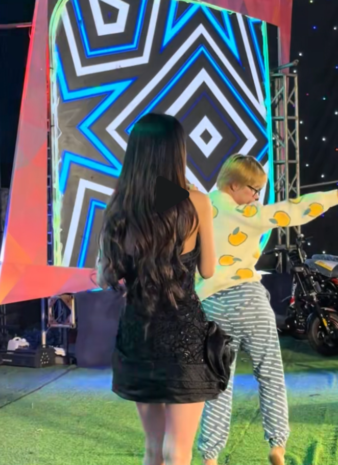 Nam Em bị khán giả lên sân khấu 'quậy' khi đi hát hội chợ Ảnh 2