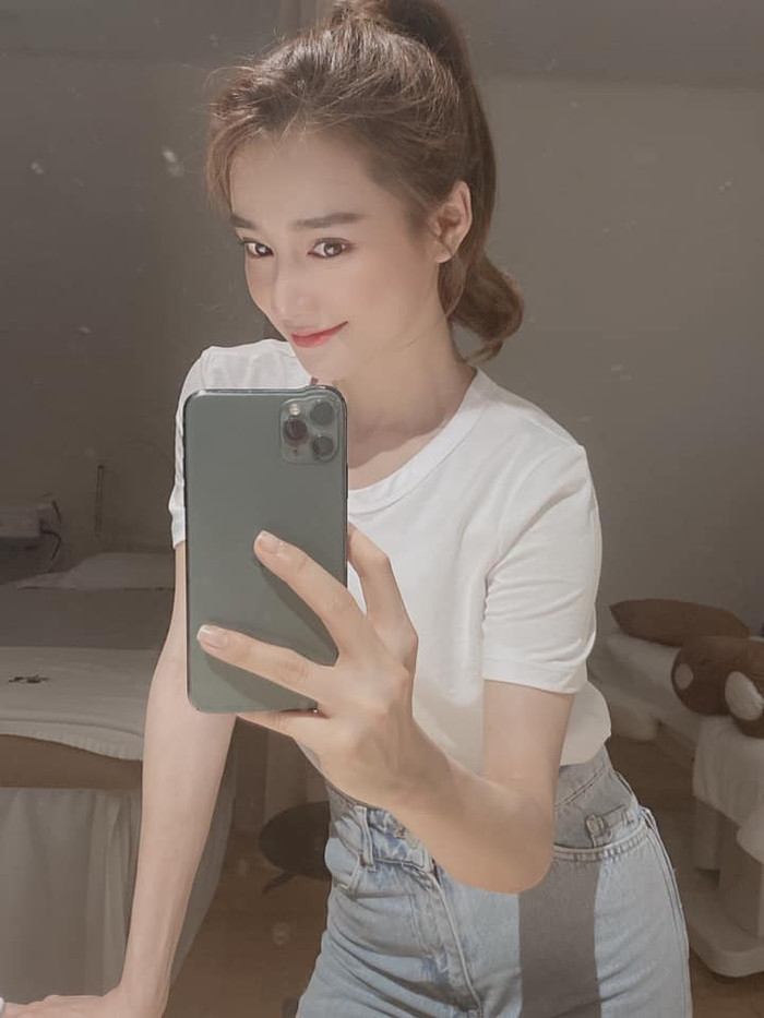 Nhã Phương được bắt gặp từng sử dụng chiếc điện thoại này.