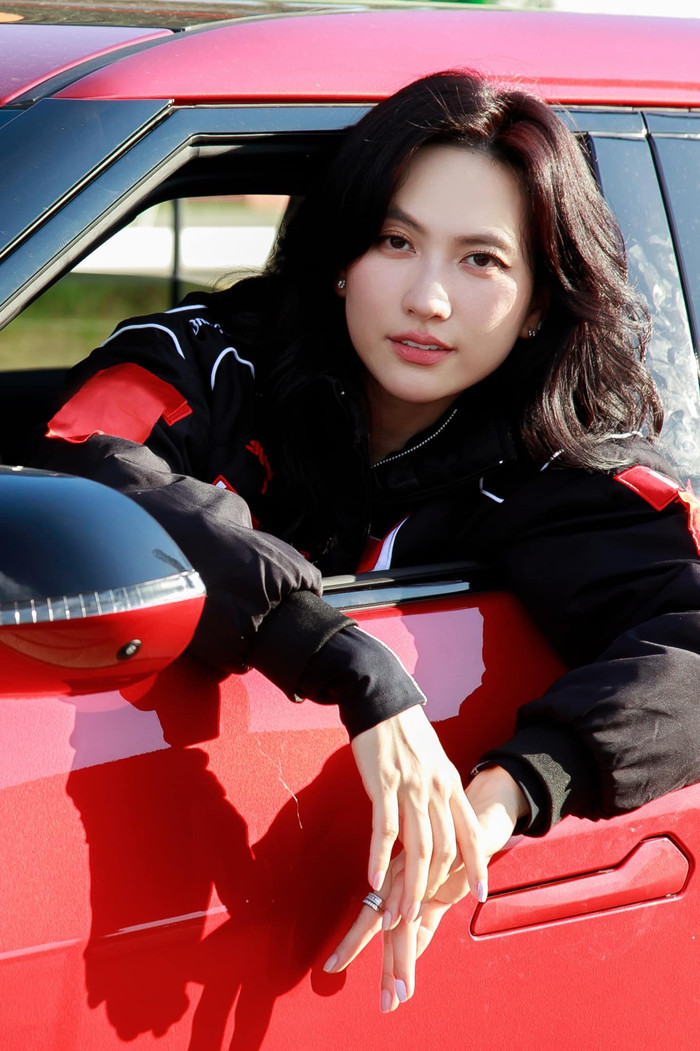 Diễn viên Phương Anh Đào thu hút sự chú ý khi xuất hiện cùng chiếc xe ô tô điện phổ thông có màu sơn đỏ nổi bật. Ảnh: FBNV