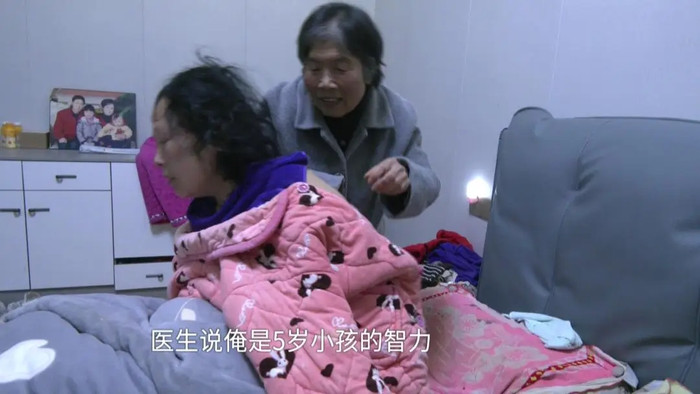 Con dâu mắc bệnh nặng khiến trí tuệ dừng lại ở tuổi lên 5, mẹ chồng kiên trì chăm sóc suốt 17 năm Ảnh 2