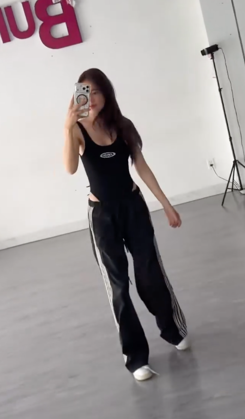 Dù chỉ diện trang phục giản dị nhưng vóc dáng của Ninh Dương Lan Ngọc khiến nhiều người ngưỡng mộ (Ảnh: Chụp màn hình).