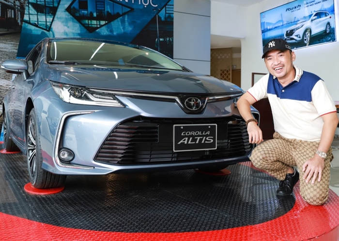 Toyota Corolla Altis 1.8V 2022 - mẫu sedan gia đình tiết kiệm nhiên liệu trong bộ sưu tập của cặp đôi