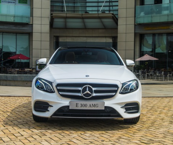 Ở thời điểm ra mắt tại Việt Nam, E300 AMG là phiên bản cao cấp nhất của dòng E-Class