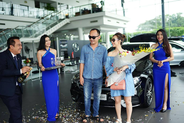 Mercedes-Benz E300 AMG 2017 là chiếc sedan hạng sang từng đồng hành cùng Thu Trang - Tiến Luật trong nhiều năm chạy show