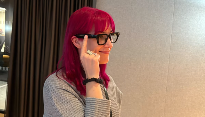 Người dùng dùng thử kính thông minh của Google. Ảnh: CNN