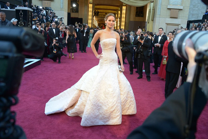 Jennifer Lawrence xuất hiện tại lễ trao giải Oscar 2013 trong chiếc váy Dior do Raf Simons thiết kế. Ảnh: Getty Images
