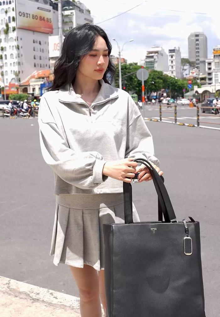 Phong cách này không chỉ phản ánh sự trưởng thành của Ninh Dương Lan Ngọc ở tuổi 35 mà còn khuyến khích phái đẹp đầu tư vào tủ đồ có giá trị bền vững, nơi một chiếc túi signature như Gucci Dionysus có thể nâng tầm bất kỳ look nào. Có thể thấy nữ diễn viên 9x đang dẫn dắt xu hướng casual Việt, nơi sự thoải mái song hành cùng sự tinh tế sang trọng. Ảnh: IGNV