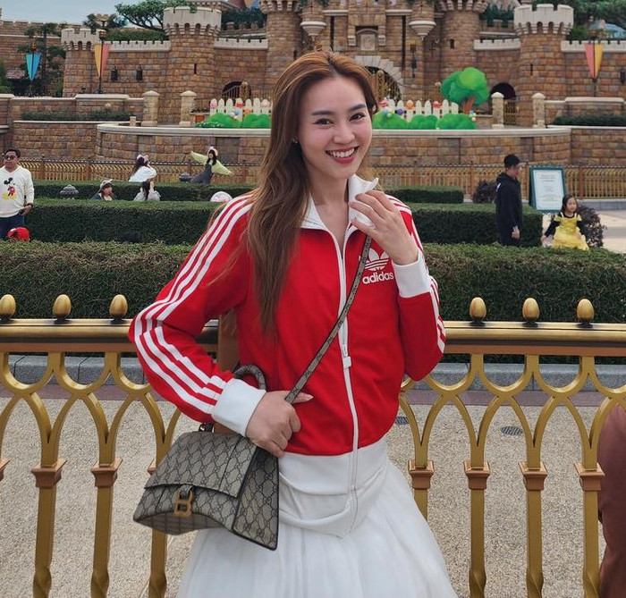 Trong bức ảnh khác, Ninh Dương Lan Ngọc chuyển sang sporty vibe với tracksuit đỏ Adidas cổ điển - áo khoác zip-up có sọc trắng biểu tượng, phối váy trắng xòe ngắn và túi Gucci Dionysus mini màu xám tro, một item cao cấp giá khoảng 1.500 USD với họa tiết GG interlocking signature. Túi này không chỉ nhỏ gọn mà còn linh hoạt sling hoặc crossbody, lý tưởng cho chuyến đi chơi. Ảnh: IGNV