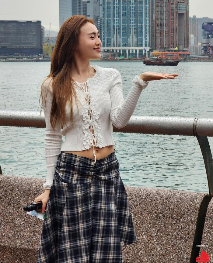 Nhìn chung, gu thời trang của Ninh Dương Lan Ngọc là sự hòa quyện giữa casual, feminine và sporty, với trọng tâm vào layering thông minh và mix-match item đa năng. Cô thường ưu tiên màu trung tính như be, trắng, đen xen lẫn accent đỏ hoặc tím, giúp outfit dễ thích nghi với mọi dịp từ dạo phố đến du lịch. Ảnh: IGNV