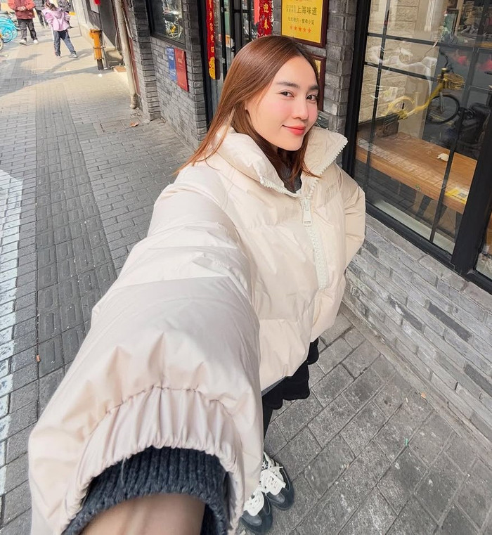 Hầu hết các set đồ đều dựa trên basic pieces từ high-street brands như Adidas, Gucci, dù giá thành khá cao nhưng biến tấu cho phụ nữ Việt Nam với vóc dáng Á Đông. Tuy nhiên, một số layer phức tạp như váy xòe tầng có thể cần chỉnh sửa để phù hợp những bạn nữ có chiều cao trung bình. Ảnh: IGNV