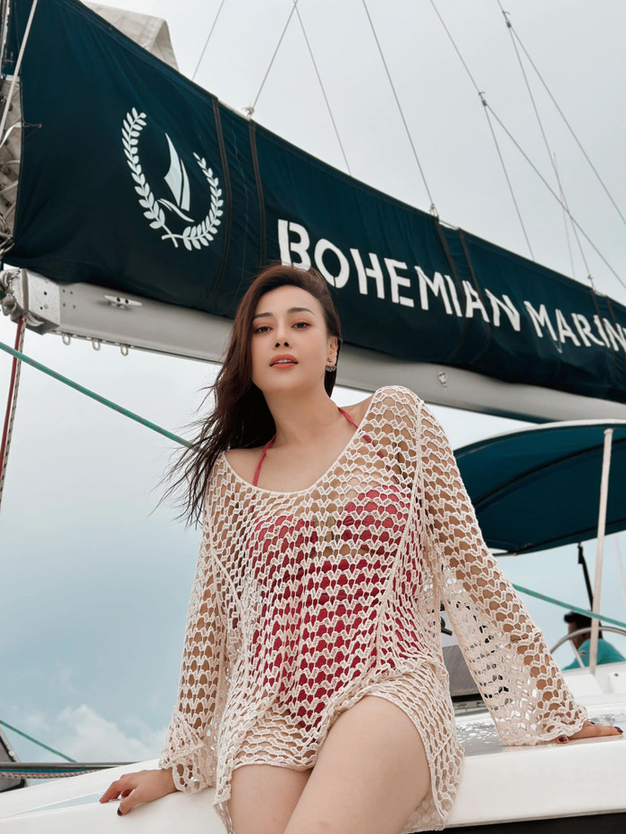 Điều làm nên sự khác biệt trong phong cách thời trang biển của vợ Shark Bình chính là sự khéo léo trong việc sử dụng trang phục phủ ngoài và phụ kiện. Ảnh: FBNV