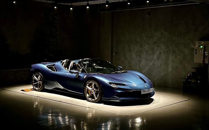 Ferrari SF90 Spider được xem là chiếc xe đắt giá nhất trong bộ sưu tập của doanh nhân Cường Đô La. (Ảnh: FBNV)