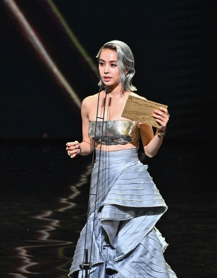 Nữ ca sĩ hàng đầu showbiz bị 'cấm sóng' vô thời hạn, khán giả 'sốc nặng' Ảnh 2