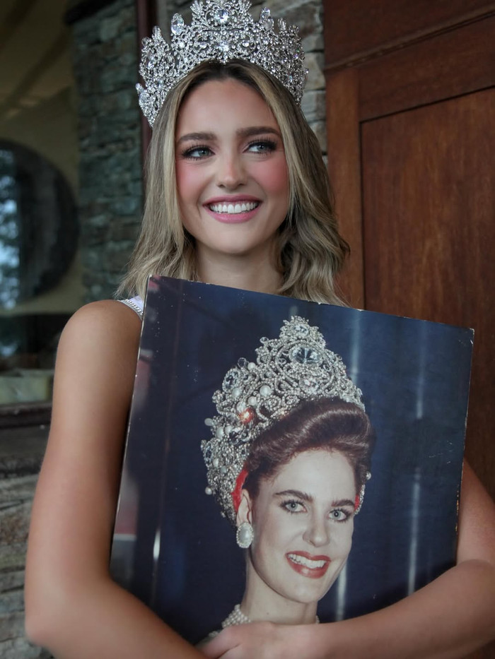 Tân hoa hậu Venezuela xúc động khi chụp cùng tấm hình mẹ đăng quang tại cuộc thi này từ năm 1990. Ảnh: IGNV