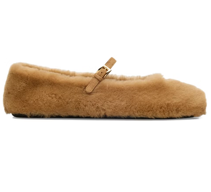 Đây có thể là một trong những mẫu giày bệt mềm mại và cuốn hút nhất hiện nay. Quai da mảnh có thể điều chỉnh linh hoạt, trong khi biểu tượng tam giác đặc trưng của Prada mang lại diện mạo thời thượng, dễ dàng nhận diện ngay từ cái nhìn đầu tiên. Ảnh: Elle