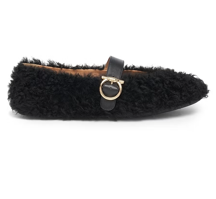 Đôi giày đen phong cách của Ferragamo gây ấn tượng mạnh ngay từ cái nhìn đầu tiên. Thiết kế mũi tròn được lót da bên trong giúp bàn chân luôn thoáng và dễ chịu, trong khi lớp lông cừu tự nhiên mềm mịn ở bên ngoài tạo nét phá cách đầy phóng khoáng, khiến ngay cả những set đồ tối giản nhất cũng trở nên nổi bật hơn. Ảnh: Elle