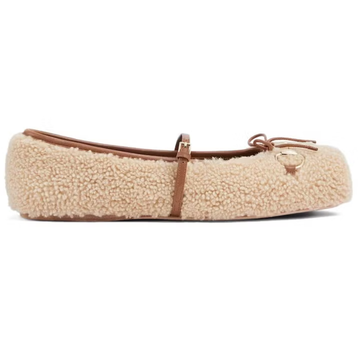 Chi tiết khóa kim loại đặc trưng của Gucci tạo nên điểm nhấn nổi bật cho thiết kế thanh lịch này. Lớp lông mềm mịn, đường viền da tinh xảo cùng chiếc nơ nhỏ mang đến vẻ sang trọng và cuốn hút. Ngoài ra, quai giày có thể điều chỉnh, giúp người mang dễ dàng tìm được độ ôm chân phù hợp. Ảnh: Elle