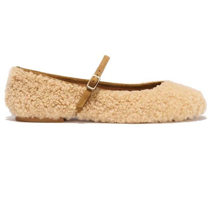 Mẫu Demi Janes của Margaux nhiều lần góp mặt trong các bảng xếp hạng thời trang, từ những đôi Mary Jane êm ái nhất đến các mẫu ballet có quai đáng mua. Khi thương hiệu giới thiệu phiên bản lót lông cừu, thiết kế này nhanh chóng trở thành lựa chọn nổi bật. Không chỉ sở hữu vẻ ngoài dễ thương, đôi giày còn được trang bị lớp đệm foam mềm và đế da linh hoạt, mang lại cảm giác thoải mái suốt ngày dài. Ảnh: Elle