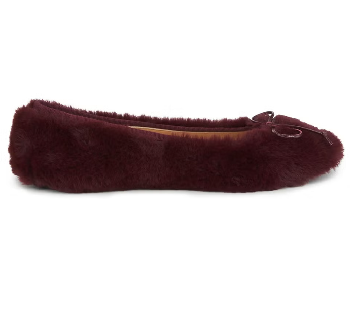 Nếu muốn đổi mới khỏi những gam màu trung tính quen thuộc, đôi giày bệt màu đỏ burgundy của Odissí là lựa chọn lý tưởng cho mùa lễ hội. Được sản xuất tại Tây Ban Nha, thiết kế mang dáng ballet với mũi vuông và nơ da nhỏ tinh tế, giúp bất kỳ trang phục nào trông chỉn chu và nổi bật hơn ngay lập tức. Ảnh: Elle