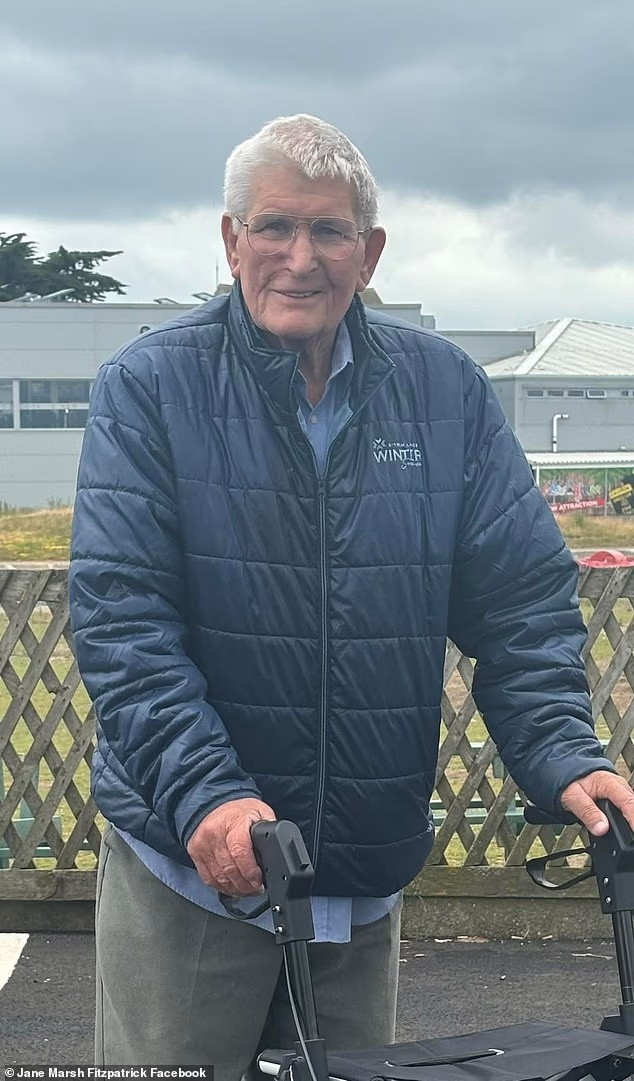 Cụ ông 86 tuổi bị phạt hơn 8 triệu đồng vì một hành động trong lúc dạo phố, vợ con bức xúc Ảnh 1