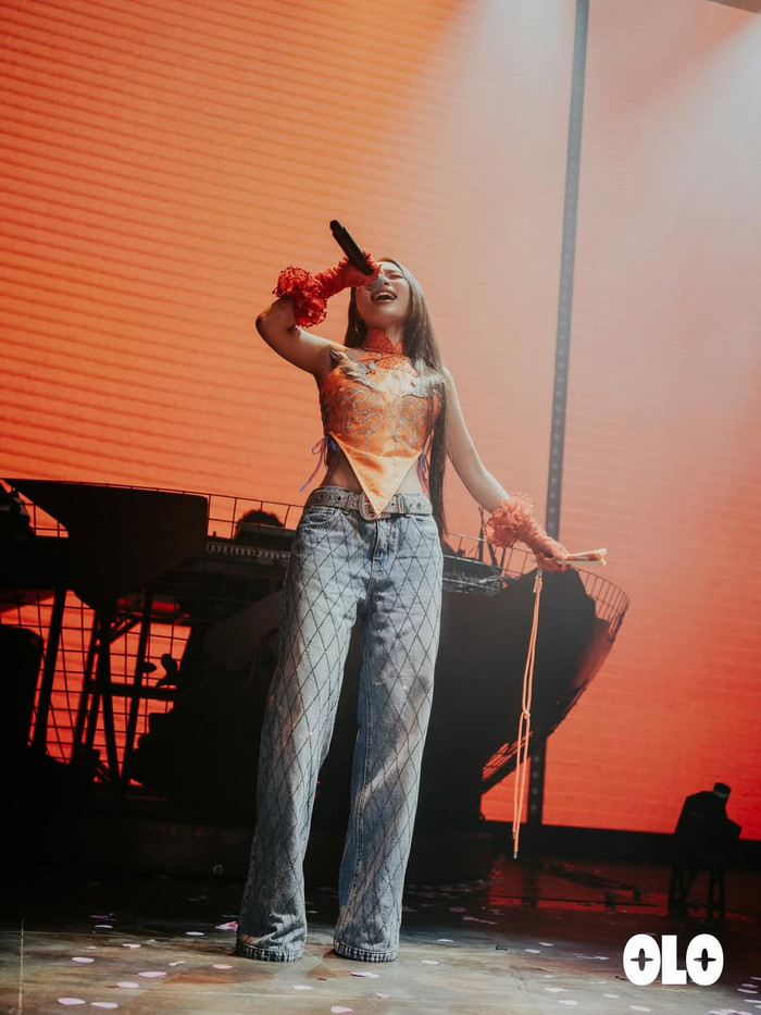 Phương Mỹ Chi kết hợp áo yếm và quần jeans (Ảnh: ISNV).