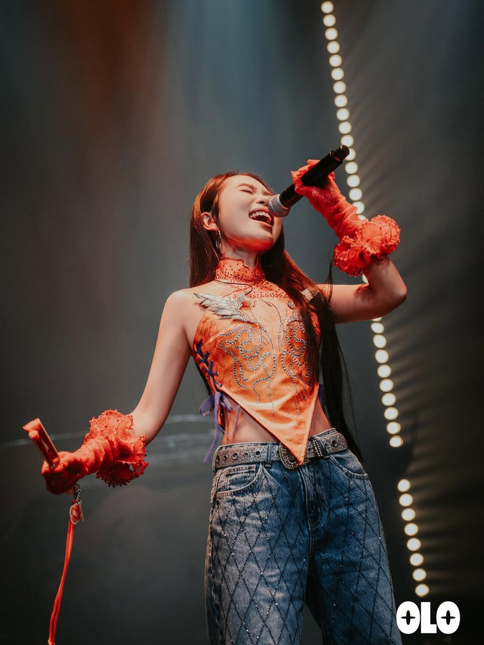 Trang phục biểu diễn lần này của Phương Mỹ Chi có phần năng động, cá tính hơn nhiều (Ảnh: ISNV).