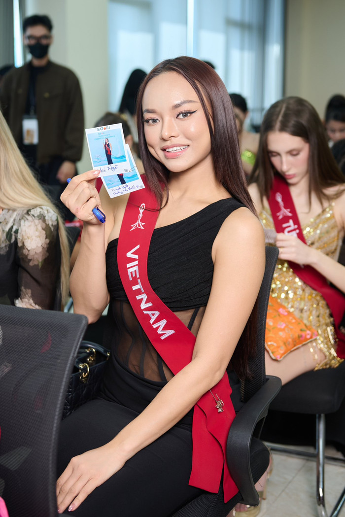 Mai Ngô vui vẻ khoe ảnh trong một hoạt động tại cuộc thi Miss Charm. Ảnh: FBNV